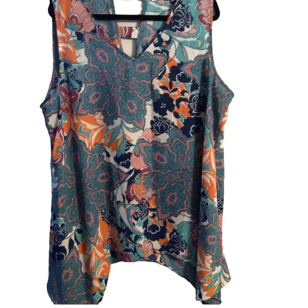 Plus size 3X sleeveless print top shirt Notations flowy V neck peek a boo back